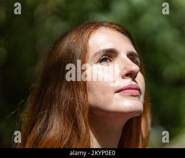 Portrait rapproché d'une femme mûre d'âge moyen aux yeux clairs et aux cheveux rouges Banque D'Images