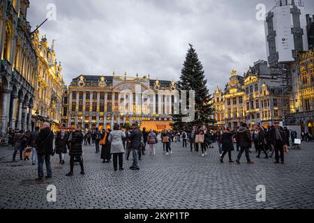 17 décembre 2019 Belgique, Bruxelles. Grande place, place du marché le soir. Belle illumination de Noël, les gens et l'arbre de Noël. Banque D'Images