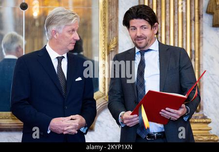 Bruxelles. Belgique, 01/12/2022, le roi Philippe - Filip de Belgique et le baron Olivier Vanden Eynde photographiés lors d'une réception royale pour les personnes qui ont reçu la grâce de la noblesse, le jeudi 01 décembre 2022, au Palais Royal de Bruxelles. BELGA PHOTO BENOIT DOPPAGNE Banque D'Images