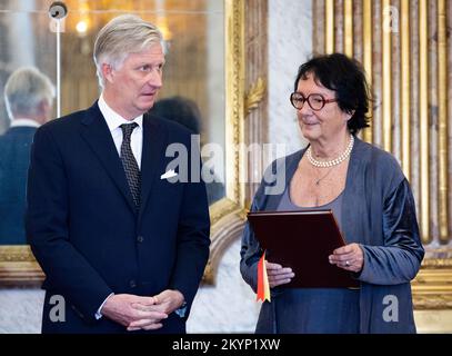 Bruxelles. Belgique, 01/12/2022, Roi Philippe - Filip de Belgique et Baronne / Barones Micheline Volders photographié lors d'une réception royale pour les personnes qui ont été accordées avec la grâce de la noblesse, le jeudi 01 décembre 2022, au Palais Royal de Bruxelles. BELGA PHOTO BENOIT DOPPAGNE Banque D'Images