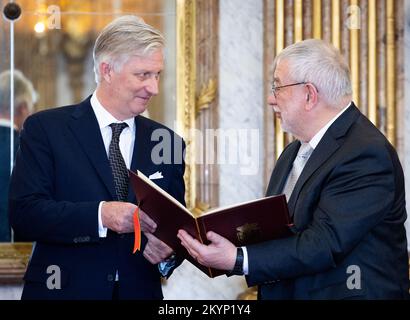 Bruxelles. Belgique, 01/12/2022, le roi Philippe - Filip de Belgique et le baron Yves Jongen photographiés lors d'une réception royale pour les personnes qui ont reçu la grâce de la noblesse, le jeudi 01 décembre 2022, au Palais Royal de Bruxelles. BELGA PHOTO BENOIT DOPPAGNE Banque D'Images