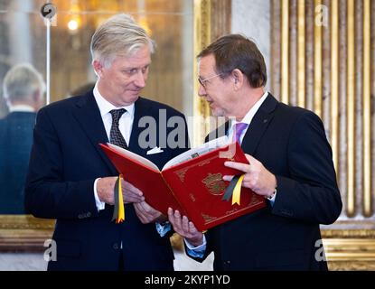 Bruxelles. Belgique, 01/12/2022, le roi Philippe - Filip de Belgique et le baron Rudi Pauwels photographiés lors d'une réception royale pour les personnes qui ont reçu la grâce de la noblesse, le jeudi 01 décembre 2022, au Palais Royal de Bruxelles. BELGA PHOTO BENOIT DOPPAGNE Banque D'Images