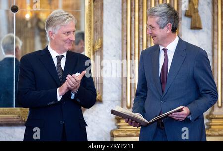 Bruxelles. Belgique, 01/12/2022, le roi Philippe - Filip de Belgique et le baron Etienne Denoel photographiés lors d'une réception royale pour les personnes qui ont reçu la grâce de la noblesse, le jeudi 01 décembre 2022, au Palais Royal de Bruxelles. BELGA PHOTO BENOIT DOPPAGNE Banque D'Images