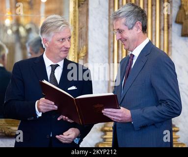 Bruxelles. Belgique, 01/12/2022, le roi Philippe - Filip de Belgique et le baron Etienne Denoel photographiés lors d'une réception royale pour les personnes qui ont reçu la grâce de la noblesse, le jeudi 01 décembre 2022, au Palais Royal de Bruxelles. BELGA PHOTO BENOIT DOPPAGNE Banque D'Images