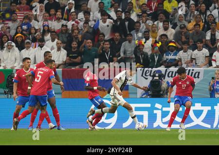 Doha, Al Khor, Qatar, Qatar. 1st décembre 2022. AL KHOR, QATAR - DÉCEMBRE 1 : le joueur d'Allemagne Serge Gnabry pilote le ballon lors du match de la coupe du monde de la FIFA, Qatar 2022, groupe E entre le Costa Rica et l'Allemagne, au stade Al Bayt sur 1 décembre 2022 à Doha, au Qatar. (Credit image: © Florencia Tan Jun/PX Imagens via ZUMA Press Wire) Banque D'Images