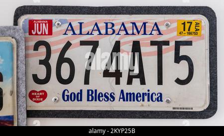 Désinscrire la plaque d'immatriculation de voiture de Dieu Bless America State Alabama aux États-Unis d'Amérique. Isolé sur fond blanc. Banque D'Images