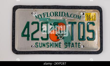 Désinscrire la plaque d'immatriculation de la voiture de Sunshine State Florida aux États-Unis d'Amérique. Isolé sur fond blanc. Banque D'Images