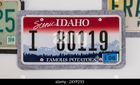 Désinscrire la plaque d'immatriculation de la voiture de la célèbre pomme de terre État Idaho aux États-Unis d'Amérique. Isolé sur fond blanc. Banque D'Images