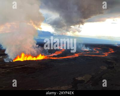 Mauna Loa, Hawaï, États-Unis. 30th novembre 2022. Le survol en début de matinée du 30 novembre 2022, montre la fissure 3, la principale source d'activité. À 7 heures HST, les fontaines de lave ont une hauteur de 20-25 mètres (65-82 pieds) et alimentent un flux de lave se déplaçant vers le nord-est à environ 130 mètres par heure (0,08 miles par heure). Credit: USGS/ZUMA Press Wire Service/ZUMAPRESS.com/Alamy Live News Banque D'Images