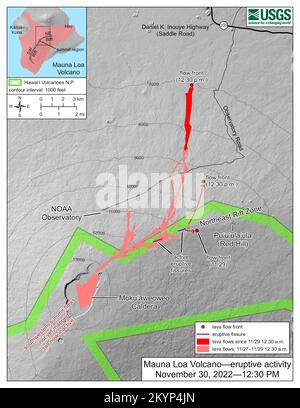 Mauna Loa, Hawaï, États-Unis. 30th novembre 2022. L'éruption de Mauna Loa dans la zone de Rift du Nord-est s'est poursuivie jusqu'à sa troisième journée complète. À l'heure actuelle, deux fissures sont actives, envoyant des coulées de lave principalement vers le nord-nord-est. Les vues par webcam et par satellite de nuit ont permis aux analystes USGS de cartographier avec précision certains des flux les plus actifs, affichés en rouge ici, ainsi que les flux plus anciens plus en amont et dans une partie de Mokuaweoweo Caldera. Ailleurs, la progression des flux est marquée par des lignes en pointillés et des points pour les fronts de flux, cartographiés par les équipes de terrain HVO. À 12 h 30 aujourd'hui, le débit le plus descendant est W Banque D'Images