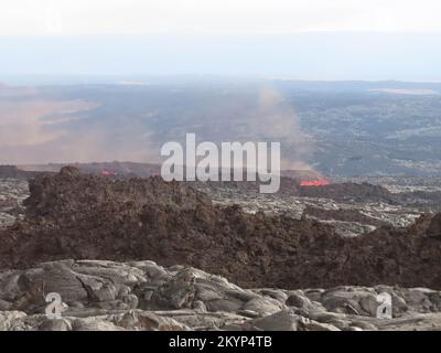 Mauna Loa, Hawaï, États-Unis. 30th novembre 2022. Avant de l'écoulement de lave le plus près de Saddle Road, pris le 30 novembre, vers 3 h 30 HST. La photo a été prise en regardant vers le sud jusqu'au sud depuis la route Hilo Kona, à environ 4 miles au sud de Saddle Road et à un mile à l'ouest de la route de l'observatoire Mauna Loa. Le dôme blanc et les autres bâtiments de l'Observatoire Mauna Loa sont visibles dans la partie gauche de l'image. Credit: USGS/ZUMA Press Wire Service/ZUMAPRESS.com/Alamy Live News Banque D'Images