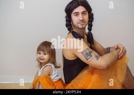 Le père et la petite fille portent des robes de ballerine assorties Banque D'Images