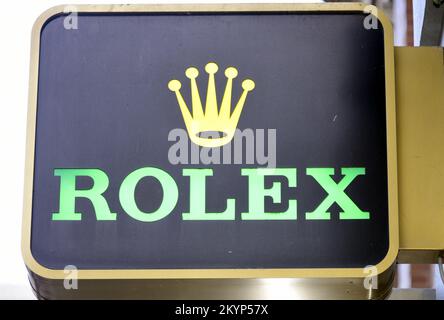 Affiche et logo Rolex à l'extérieur d'une boutique. Rolex est un designer et fabricant suisse de montres, fondé en Grande-Bretagne, basé à Genève, en Suisse. Banque D'Images