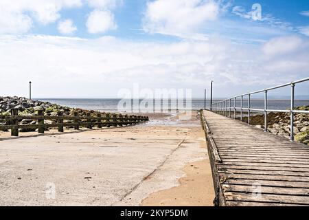 Chemin en bois et cale de bateau Banque D'Images