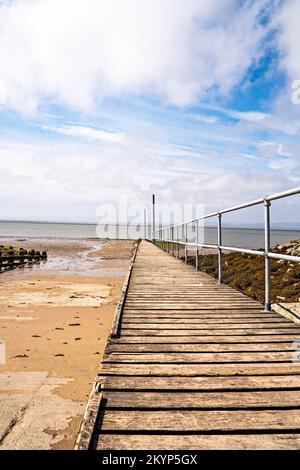 Chemin en bois et cale de bateau Banque D'Images