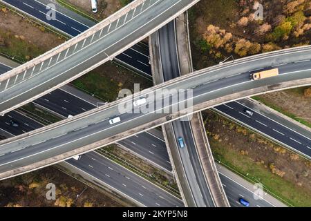 FERRYBRIDGE, YORKSHIRE, ROYAUME-UNI - 1 DÉCEMBRE 2022. Une vue aérienne au-dessus d'une jonction d'autoroute complexe avec des routes et des ponts qui relient le M62 an Banque D'Images