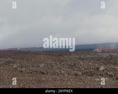 Mauna Loa, Hawaï, États-Unis. 30th novembre 2022. Avant de l'écoulement de lave le plus près de Saddle Road, pris le 30 novembre, vers 3 h 30 HST. La photo a été prise en regardant vers le sud jusqu'au sud depuis la route Hilo Kona, à environ 4 miles au sud de Saddle Road et à un mile à l'ouest de la route de l'observatoire Mauna Loa. Le dôme blanc et les autres bâtiments de l'Observatoire Mauna Loa sont visibles dans la partie gauche de l'image. Credit: USGS/ZUMA Press Wire Service/ZUMAPRESS.com/Alamy Live News Banque D'Images