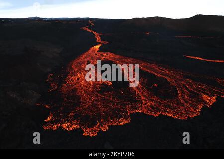 Mauna Loa, Hawaï, États-Unis. 30th novembre 2022. Image aérienne de l'extrémité distale d'un écoulement de lave de la zone de Rift nord-est de Mauna Loa le matin de 30 novembre 2022. À 12 h 30 de la TVH sur 30 novembre, le front de mer est resté à environ 3,6 milles (5,8 km) de l'autoroute Daniel K. Inouye. Credit: USGS/ZUMA Press Wire Service/ZUMAPRESS.com/Alamy Live News Banque D'Images