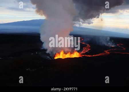 Mauna Loa, Hawaï, États-Unis. 30th novembre 2022. Le survol en début de matinée du 30 novembre 2022, montre la fissure 3, la principale source d'activité. À 7 heures HST, les fontaines de lave ont une hauteur de 20-25 mètres (65-82 pieds) et alimentent un flux de lave se déplaçant vers le nord-est à environ 130 mètres par heure (0,08 miles par heure). Credit: USGS/ZUMA Press Wire Service/ZUMAPRESS.com/Alamy Live News Banque D'Images