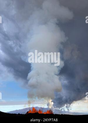 Mauna Loa, Hawaï, États-Unis. 30th novembre 2022. Fissure 3 de la zone de Rift Nord-est Mauna Loa éruption avec un panache de gaz volcaniques et de fines cendres volcaniques et les cheveux de Pele étant gaufretés dans un panache presque vertical. Prise vers 7:15 sur 30 novembre 2022. Credit: USGS/ZUMA Press Wire Service/ZUMAPRESS.com/Alamy Live News Banque D'Images