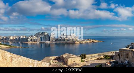 Vue panoramique sur le port de Sliema et les gratte-ciels de Malte. Vue de la Valette. Banque D'Images
