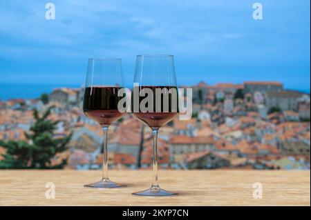 Deux verres de vin rouge avec vue sur le centre-ville de Dubrovnik Banque D'Images