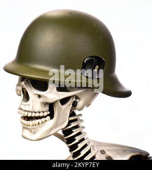 Un soldat squelette portant un casque d'armée Banque D'Images