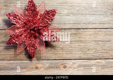 Rouge Noël Poinsettia ornement sur fond de bois, style de ferme, pas de texte Banque D'Images