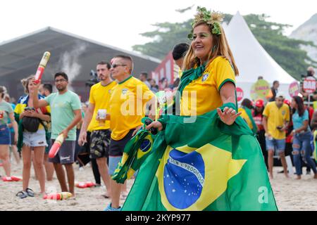 Les fans brésiliens se réunissent à la fête de rue pour soutenir l'équipe nationale de football qui joue la coupe du monde de la Fifa à l'arène du Festival de ventilateur Banque D'Images