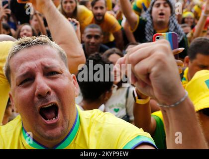 Les fans brésiliens fêtent leur but pour soutenir l'équipe nationale de football qui joue la coupe du monde de la Fifa à l'arène du Festival des fans Banque D'Images