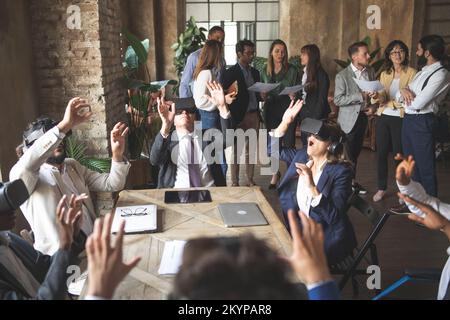 L'équipe Entreprises multiethniques utilisant la réalité virtuelle dans les réunions de bureau créatives - Réunion financière et d'ingénieur avec simulateur de réalité virtuelle. Banque D'Images