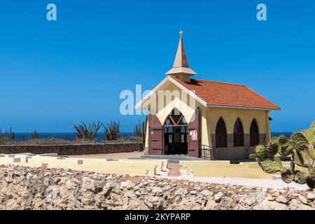 Petite chapelle jaune Alto Vista sur Aruba le jour ensoleillé et le ciel bleu Banque D'Images