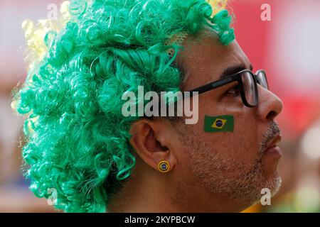 L'fan brésilien porte des cheveux colorés soutenant l'équipe nationale de football jouant à la coupe du monde de la Fifa dans l'arène du Festival de ventilateur Banque D'Images