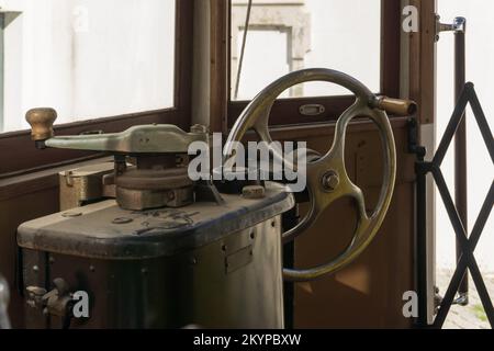 Panneau de commande à l'intérieur de l'ancien tramway ferroviaire à Coimbra, Portugal Banque D'Images