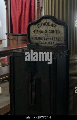 L'ancienne boite en bois à l'église de la Vierge Marie à Nazaré Banque D'Images