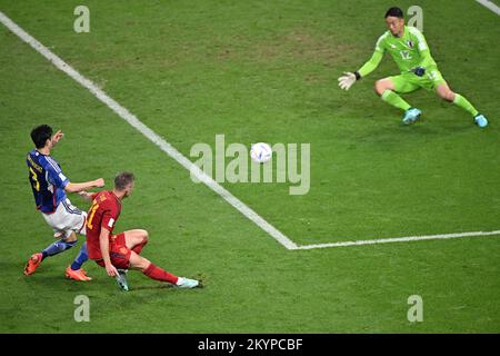 Doha, Qatar. 1st décembre 2022. Ferran Torres (C) d'Espagne tire lors du match du Groupe E entre le Japon et l'Espagne lors de la coupe du monde de la FIFA 2022 au stade international de Khalifa à Doha, Qatar, le 1 décembre 2022. Credit: Meng Dingbo/Xinhua/Alay Live News Banque D'Images