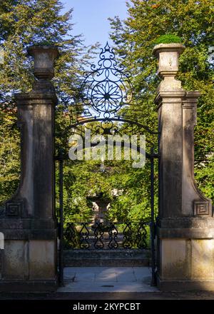 Porte en métal forgé antique au jardin botanique de l'Université de Coimbra, Portugal Banque D'Images