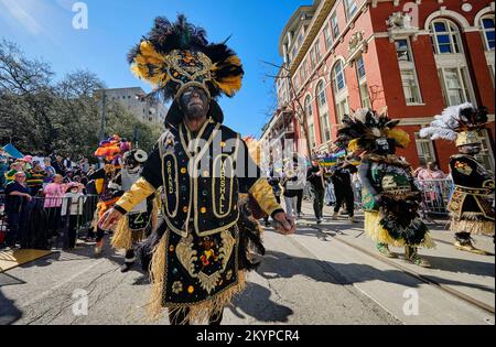 La Nouvelle-Orléans, Louisiane, États-Unis. 1st mars 2022. Un membre du Zulu social Aid and Pleasure Club Parade danse dans la rue dans le cadre des célébrations du Mardi gras gras à la Nouvelle-Orléans, Louisiane, États-Unis sur 01 mars 2022. Les défilés et festivités de Mardi gras ont été annulés l'an dernier dans la ville en raison de la pandémie de Covid-19. (Image de crédit : © Dan Anderson/ZUMA Press Wire) Banque D'Images