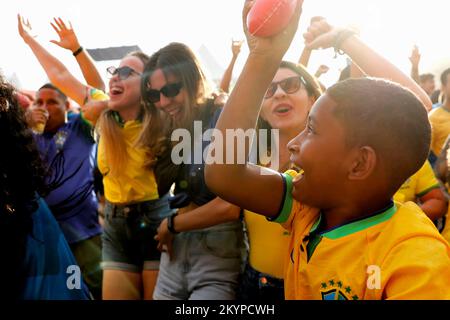 Les fans brésiliens de football d'enfants célèbrent dans la rue pour soutenir l'équipe nationale jouant à la coupe du monde de la Fifa Qatar 2022 Banque D'Images