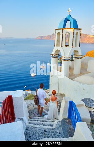 Beau jeune couple mariés célébrer mariage sur Santorini Banque D'Images