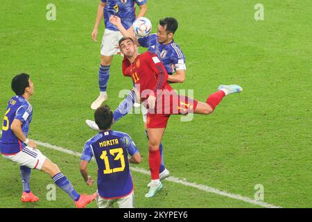 Doha, Qatar. 01st décembre 2022. Ferran Torres, d'Espagne, et Maya Yoshida, du Japon, se disputent le ballon lors du match de la coupe du monde de la FIFA, Qatar 2022 entre le Japon et l'Espagne au stade international de Khalifa, Doha, Qatar, le 1 décembre 2022. Photo de Peter Dovgan. Utilisation éditoriale uniquement, licence requise pour une utilisation commerciale. Aucune utilisation dans les Paris, les jeux ou les publications d'un seul club/ligue/joueur. Crédit : UK Sports pics Ltd/Alay Live News Banque D'Images