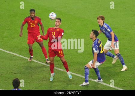 Doha, Qatar. 01st décembre 2022. Ferran Torres, d'Espagne, est à la tête du bal lors du match Qatar 2022 de la coupe du monde de la FIFA entre le Japon et l'Espagne au stade international de Khalifa, Doha, Qatar, le 1 décembre 2022. Photo de Peter Dovgan. Utilisation éditoriale uniquement, licence requise pour une utilisation commerciale. Aucune utilisation dans les Paris, les jeux ou les publications d'un seul club/ligue/joueur. Crédit : UK Sports pics Ltd/Alay Live News Banque D'Images