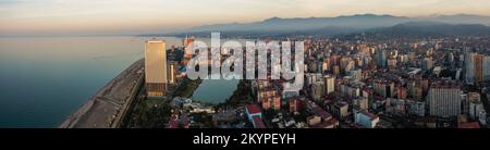 Batumi, Adjara, Géorgie. Panorama aérien de la vieille ville de la station depuis drone. Banque D'Images