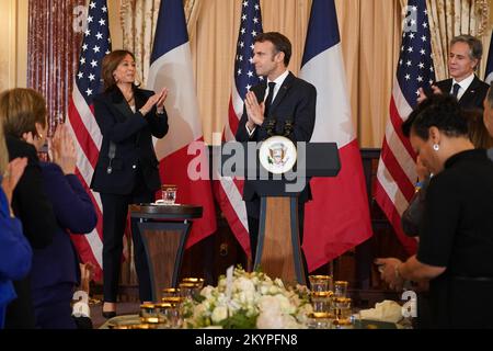 Washington, DC jeudi, 1 décembre 2022, président français Emmanuel Macron, Center, accuse les applaudissements du vice-président des États-Unis, Kamala Harris, et du secrétaire d'État américain, Antony Blinken, de regarder un déjeuner en l'honneur du président français au département d'État de Washington, DC jeudi, 1 décembre, 2022.Credit: Leigh Vogel / piscine via CNP Banque D'Images