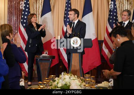 Washington, États-Unis d'Amérique. 01st décembre 2022. Le président français Emmanuel Macron, le centre, salue les applaudissements du vice-président des États-Unis, Kamala Harris, et du secrétaire d'État américain, Antony Blinken. Regardez un déjeuner en l'honneur du président français du département d'État de Washington, DC, jeudi, 1 décembre 2022.Credit: Leigh Vogel/Pool/Sipa USA Credit: SIPA USA/Alamy Live News Banque D'Images