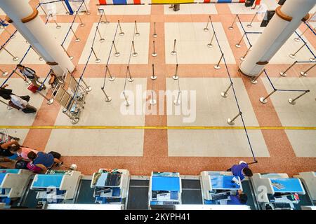 PHUKET, THAÏLANDE, - 06 NOVEMBRE 2015 : intérieur de l'aéroport international de Phuket. L'aéroport joue un rôle majeur dans l'industrie touristique de la Thaïlande, comme Phu Banque D'Images