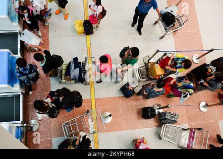 PHUKET, THAÏLANDE, - 06 NOVEMBRE 2015 : intérieur de l'aéroport international de Phuket. L'aéroport joue un rôle majeur dans l'industrie touristique de la Thaïlande, comme Phu Banque D'Images