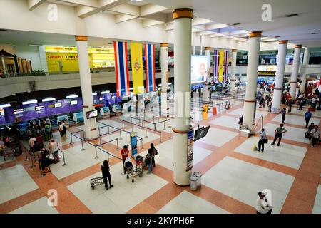 PHUKET, THAÏLANDE, - 06 NOVEMBRE 2015 : intérieur de l'aéroport international de Phuket. L'aéroport joue un rôle majeur dans l'industrie touristique de la Thaïlande, comme Phu Banque D'Images