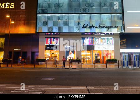 HONG KONG - 21 AVRIL 2014 : rues de Tsim Sha Tsui la nuit. Tsim Sha Tsui, souvent abrégé TST, est une zone urbaine du sud de Kowloon, à Hong Kong. Banque D'Images