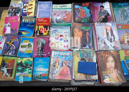 Street Market Stall vendant des livres et des magazines dans le centre-ville de Yangon Myanmar Banque D'Images